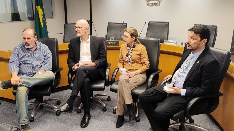 Ricardo Giuliani, Marcelo Spilki, Luciana Luso de Carvalho e Lino Halley durante a reunião com representantes dos dois municípios